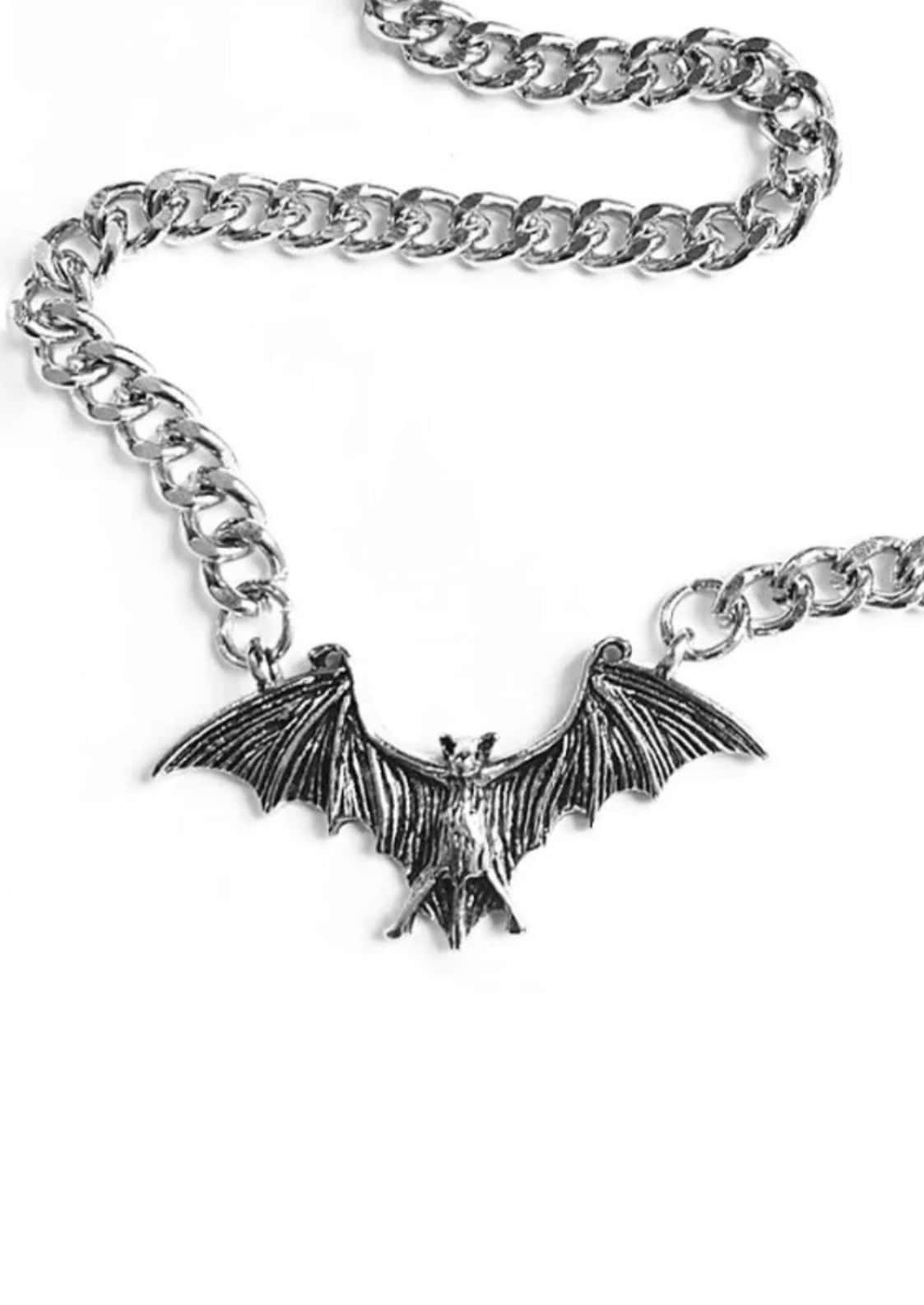 Silberne bat halskette edelstahl mit detaillierten flügeln und strukturierter oberfläche an breiter forlen aus china